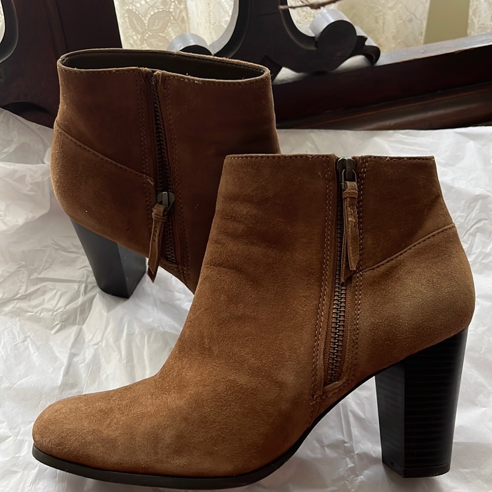 Women’s Cole Haan booties. Side zip , great condition suede